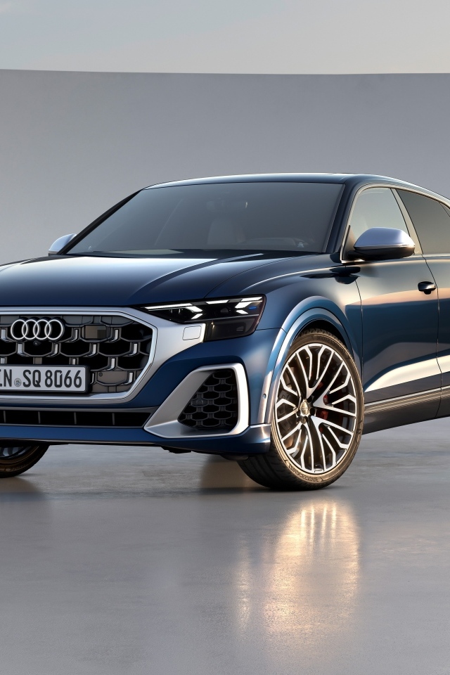 Синий автомобиль Audi SQ8 TFSI 2023 года на сером фоне