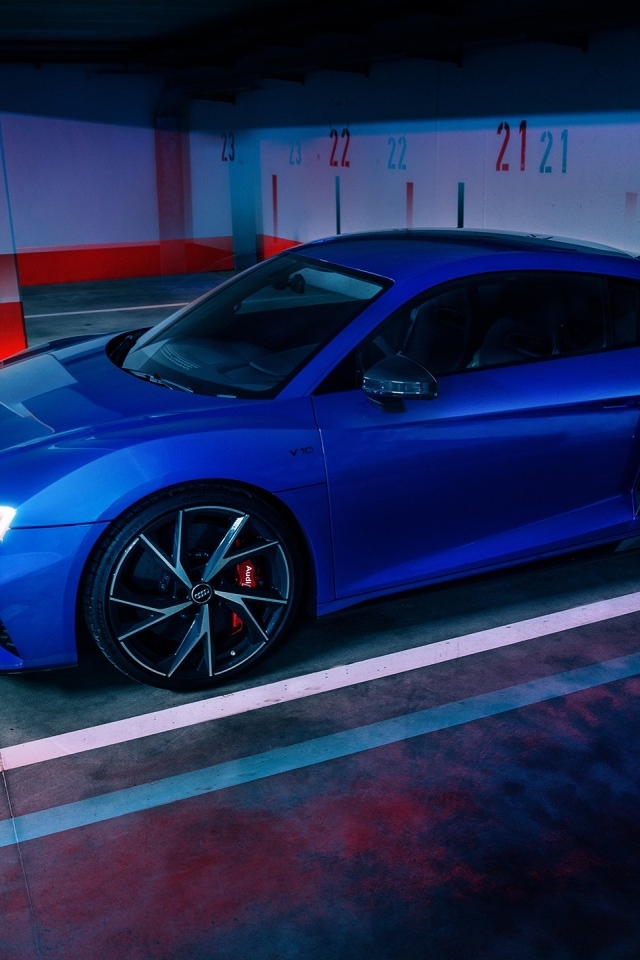 Синий  Audi R8 в гараже