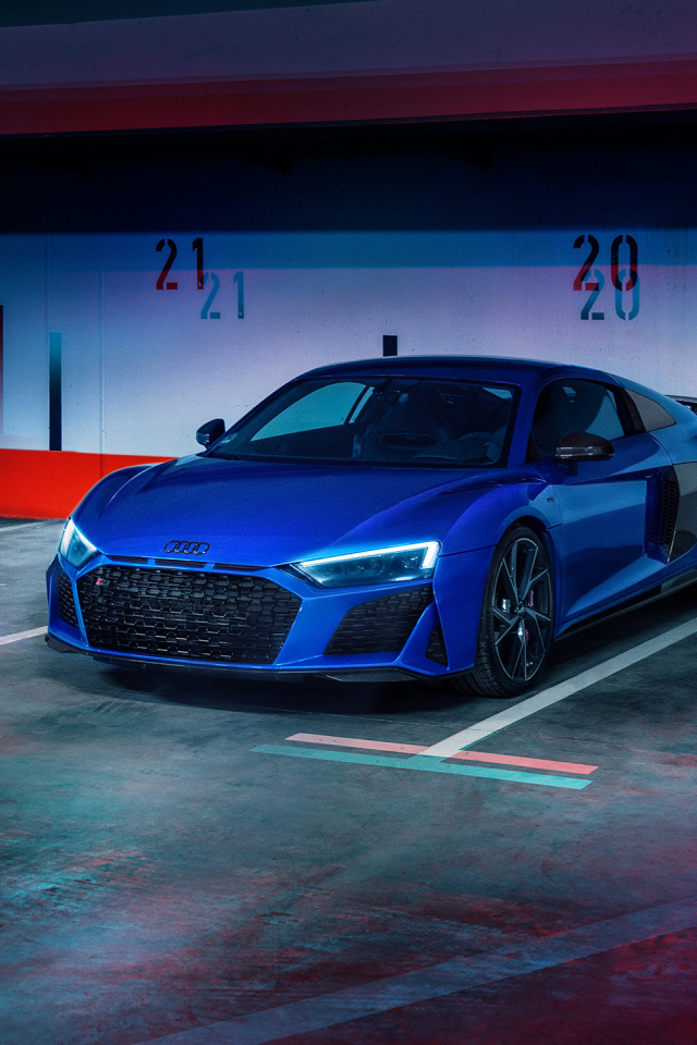 Синий спорткар Audi R8 на подземной парковке