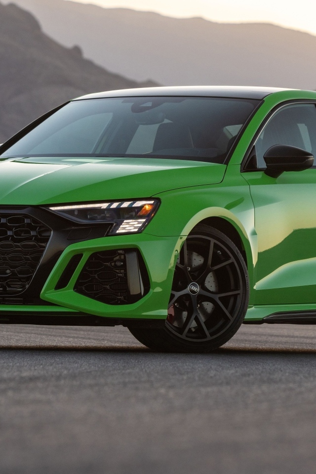 Зеленый автомобиль Audi RS 3 Sedan 2023 года вид спереди