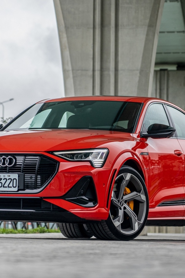 Красный автомобиль Audi E-Tron S Sportback