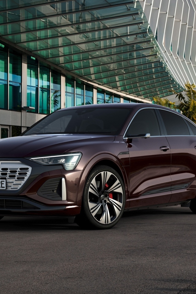 Стильный Audi Q8 Sportback 55 E-Tron Quattro у здания