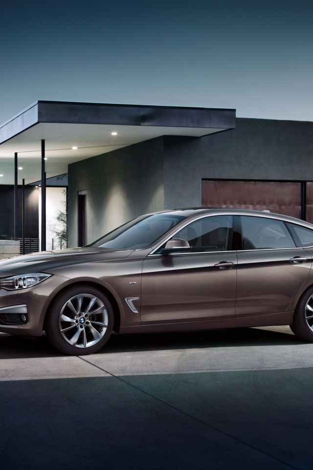 Автомобиль BMW 328i у здания