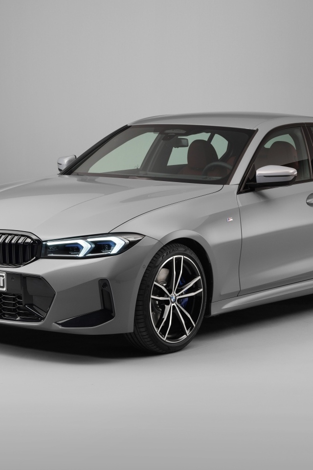 Автомобиль BMW 330i M Sport на сером фоне