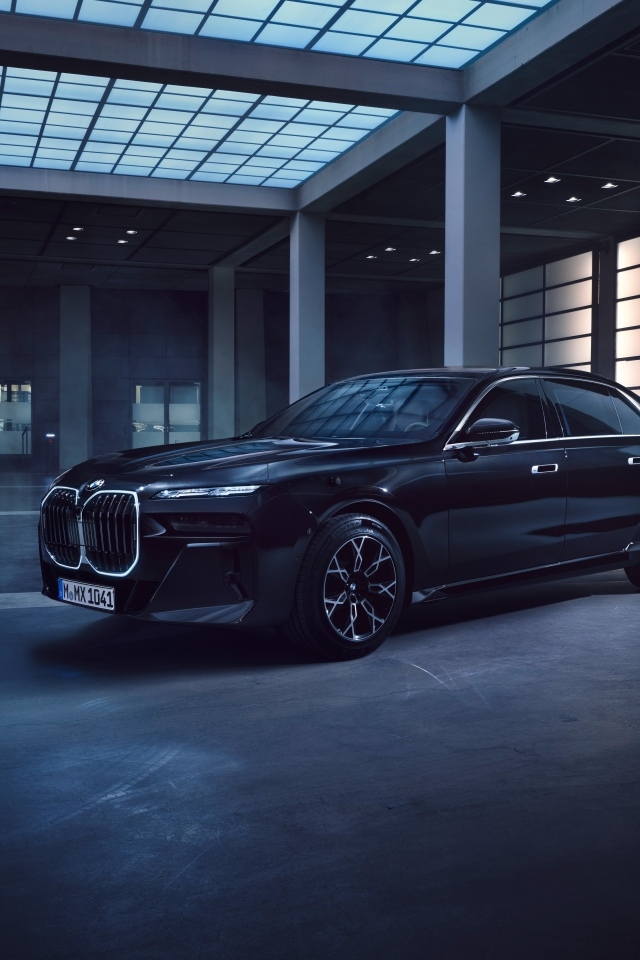 Автомобиль BMW 760i XDrive Protection в здании