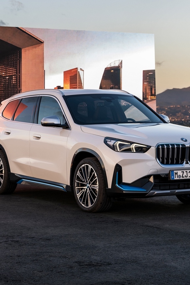 Автомобиль BMW IX1 XDrive30  вид спереди