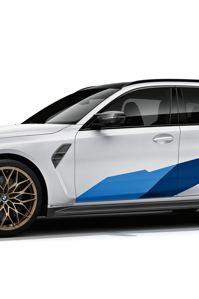 Автомобиль BMW M3 на белом фоне