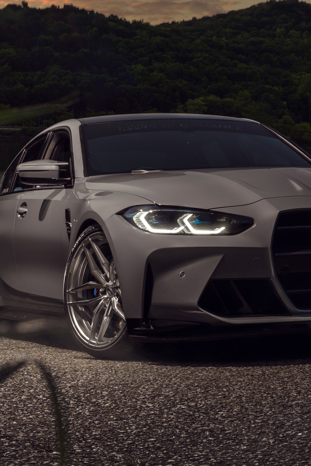 Автомобиль BMW M3 стоит у воды