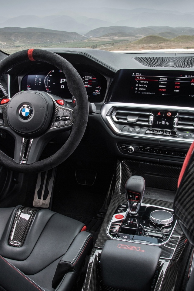 Кожаный салон автомобиля BMW M4 CSL