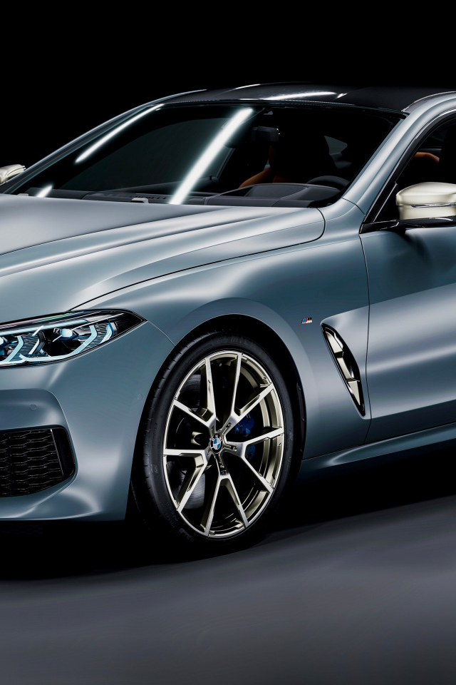 Автомобиль BMW M850i CGI на черном фоне