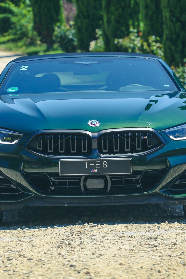 Автомобиль BMW M850i XDrive Cabrio на дороге