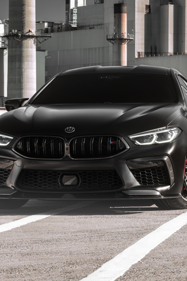 Автомобиль BMW M8 у старого завода