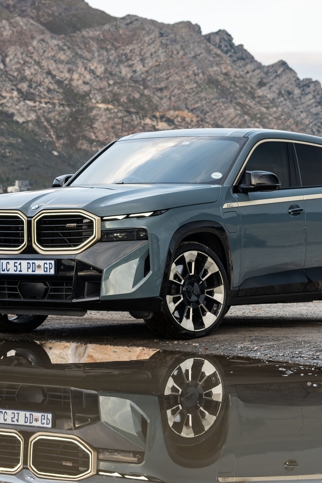 Автомобиль BMW XM 2023 в горах