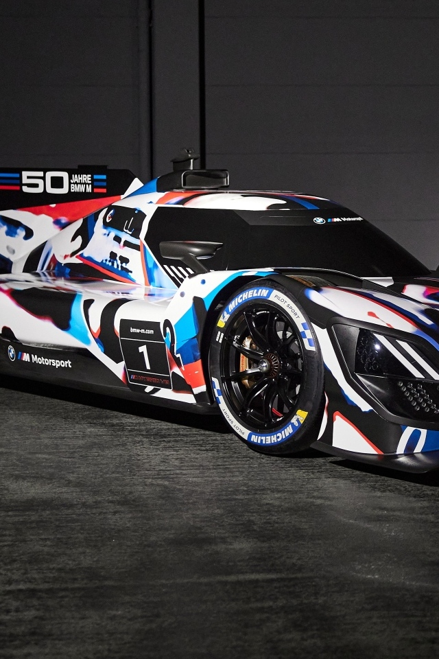 Красивый гоночный автомобиль BMW M Hybrid V8