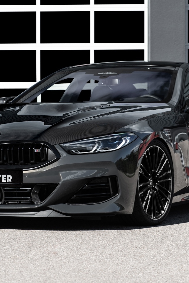 Черный автомобиль BMW M850i XDrive