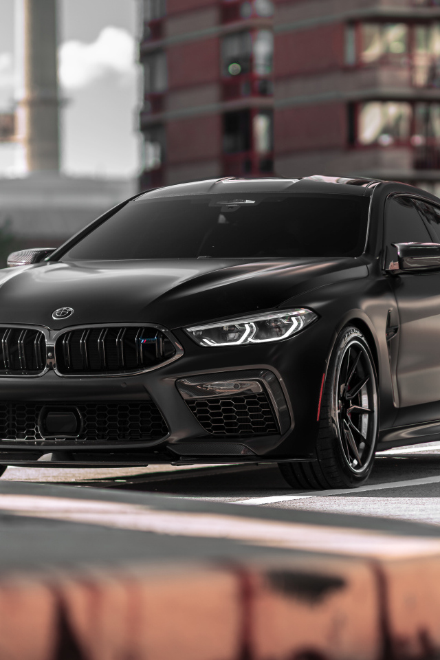 Черный BMW M8 вид спереди