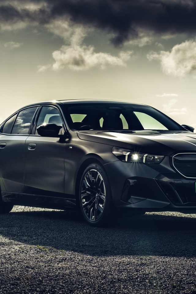 Черный автомобиль BMW I5 M60 XDrive 2023 года