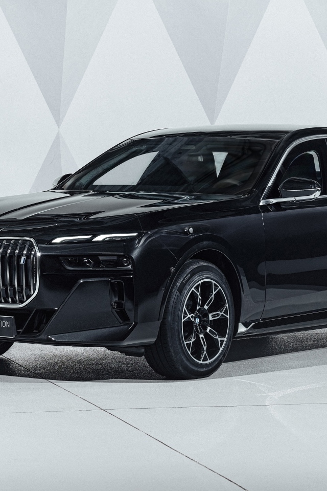 Черный автомобиль BMW I7 XDrive60 Protection 2023 года