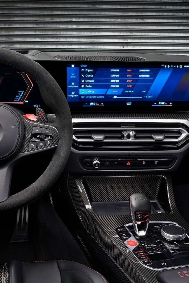 Черный салон автомобиля BMW M3 CS 2023 года