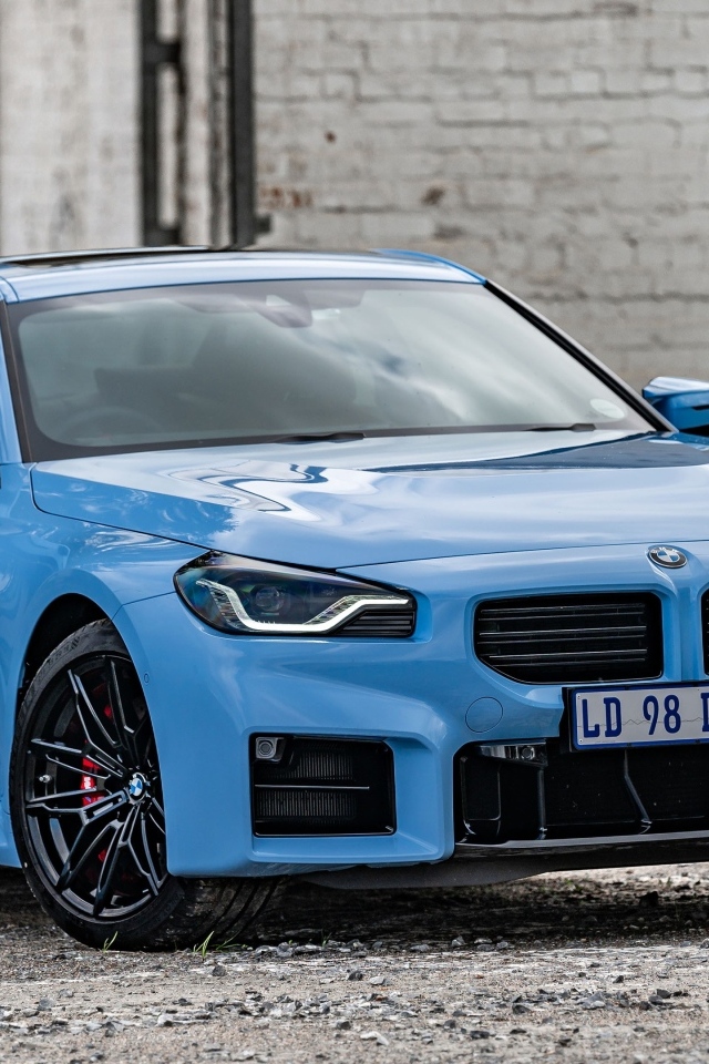 Голубой автомобиль BMW M2 AT 2023 года