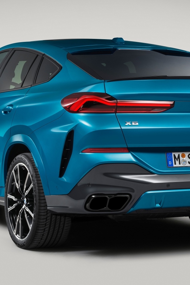 Синий автомобиль  BMW X6 2023  вид сзади