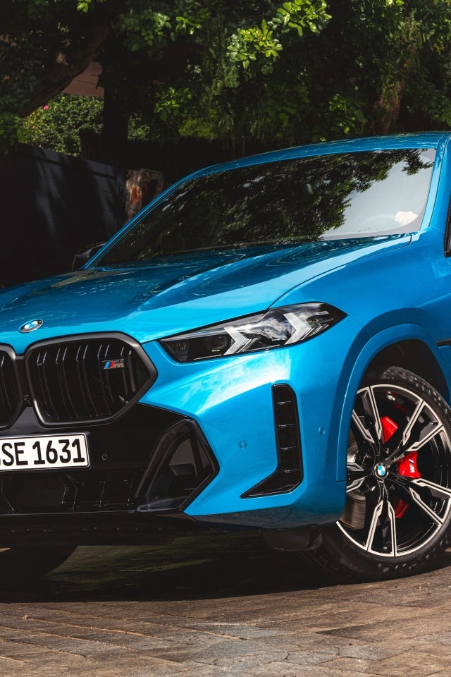 Синий автомобиль BMW X6 M60i XDrive 2023