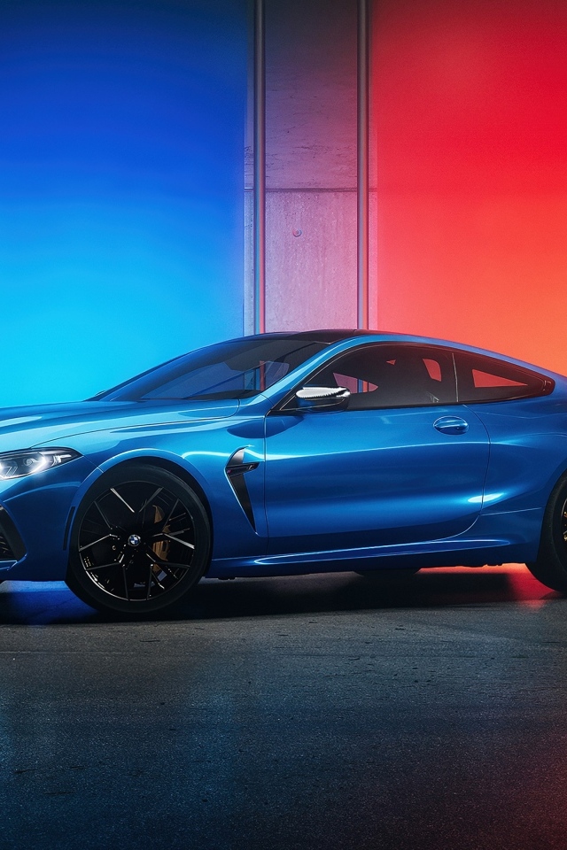 Синий дорогой автомобиль BMW M8