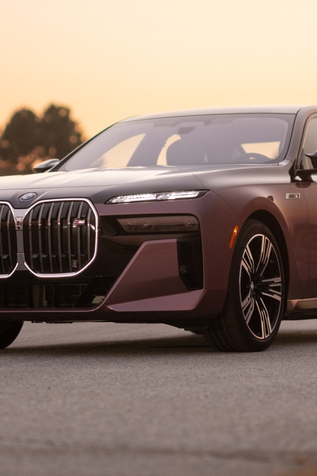 Коричневый автомобиль BMW I7 M70 XDrive 2024 года