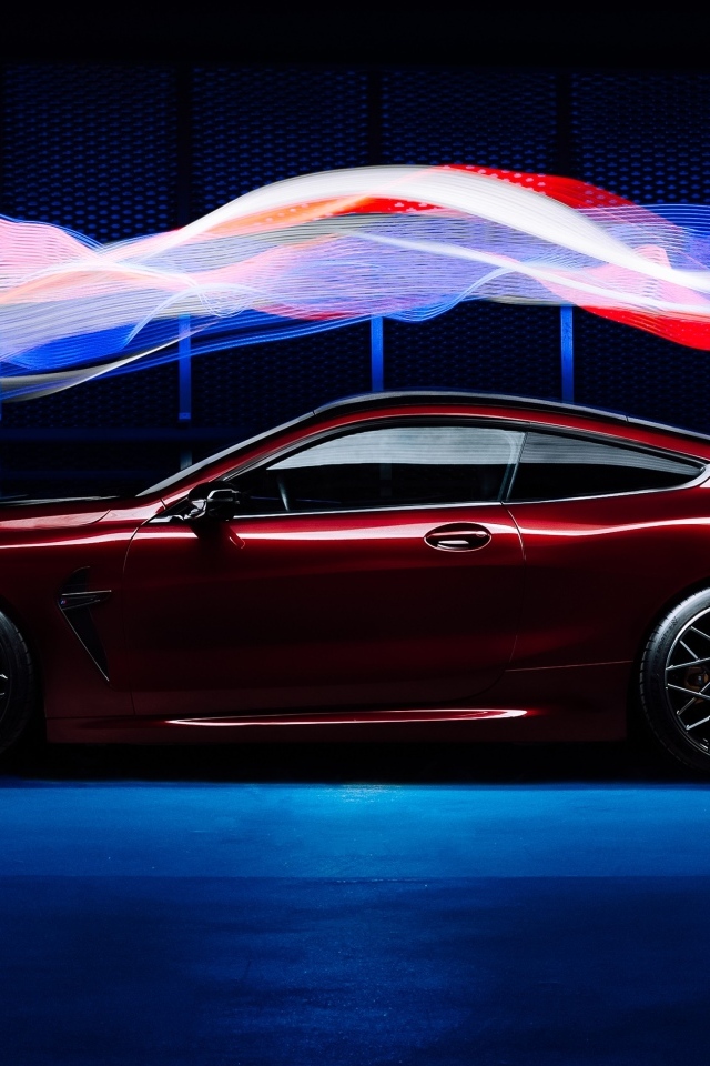 Бордовый автомобиль BMW M8 Competition оптекает волнами