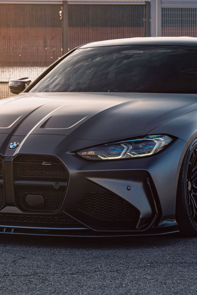 Дорогой черный автомобиль BMW M4