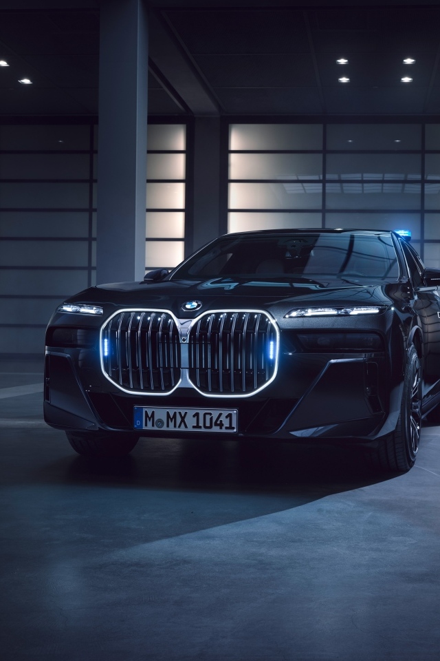 Вид спереди на автомобиль BMW 760i XDrive Protection