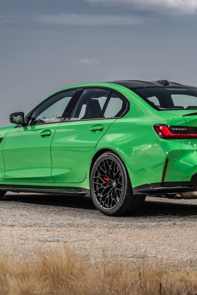 Зеленый BMW M3 CS 2023 вид сзади