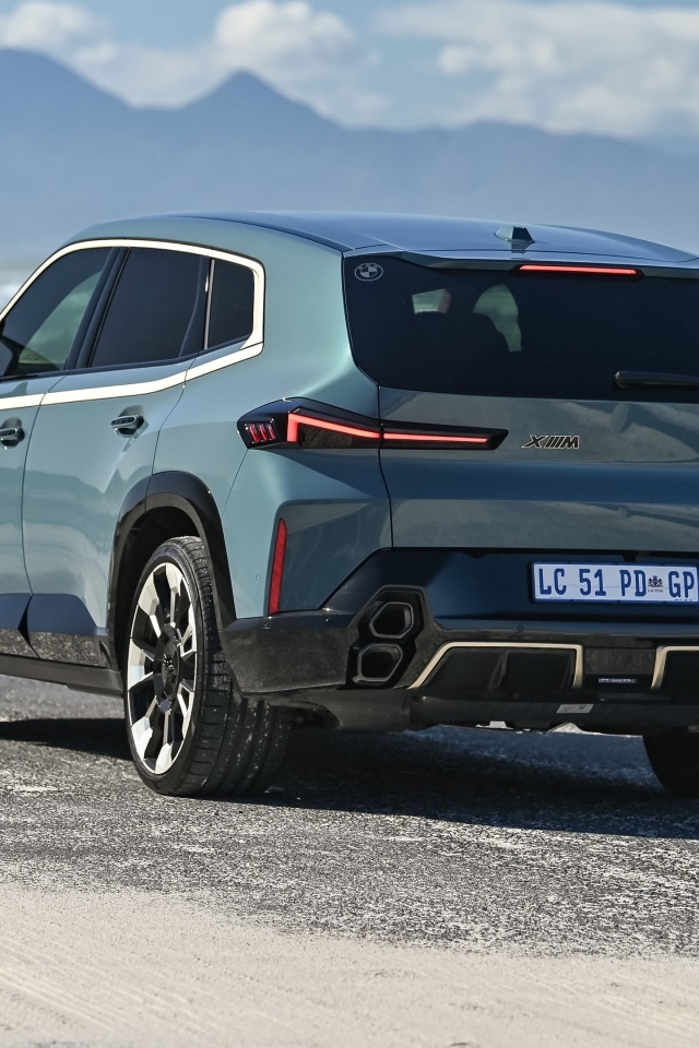 Вид сзади на внедорожник BMW XM