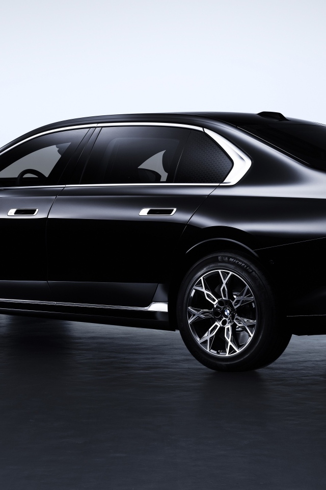 Вид сзади на автомобиль BMW 760i XDrive Protection