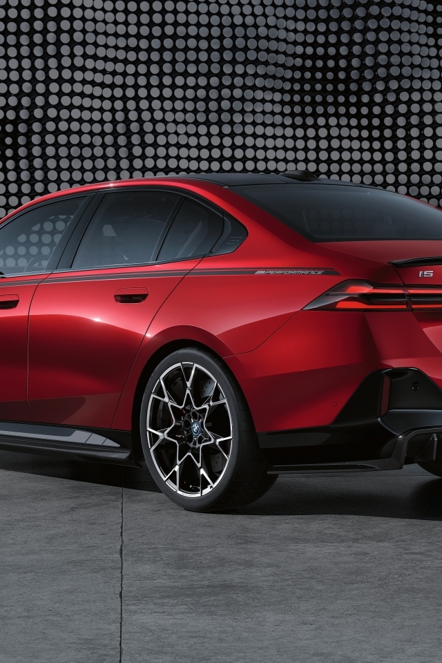 Вид сзади на красный автомобиль BMW I5 M60 XDrive M Performance Parts 2023 года