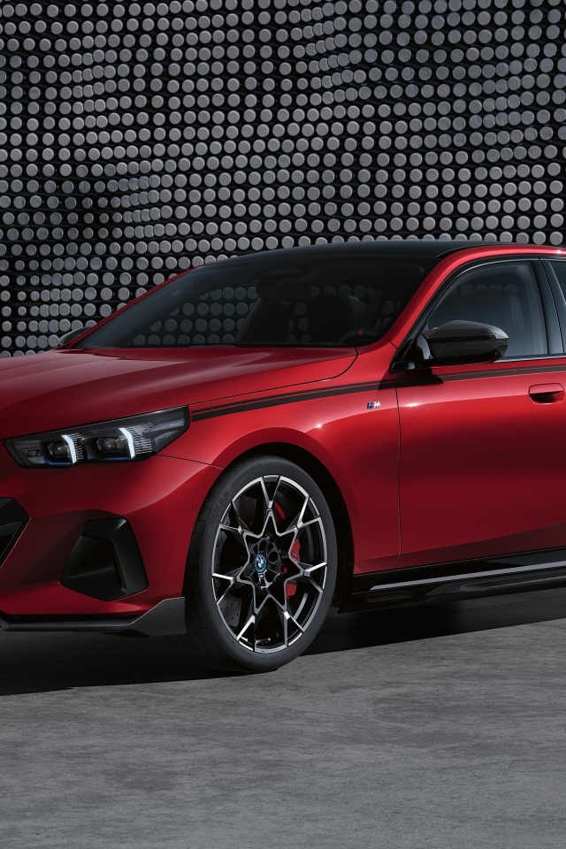Красный автомобиль BMW I5 M60 XDrive M Performance Parts 2023 года