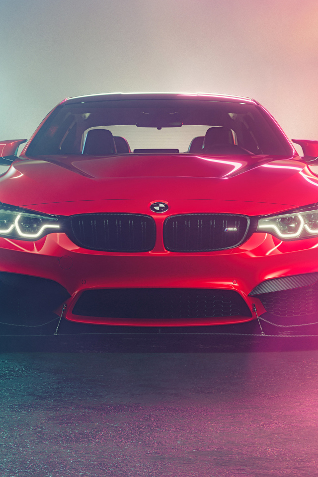 Красный автомобиль BMW M4  в дыму