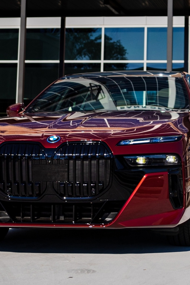 Красный автомобиль BMW I7 EDrive50 2024 года