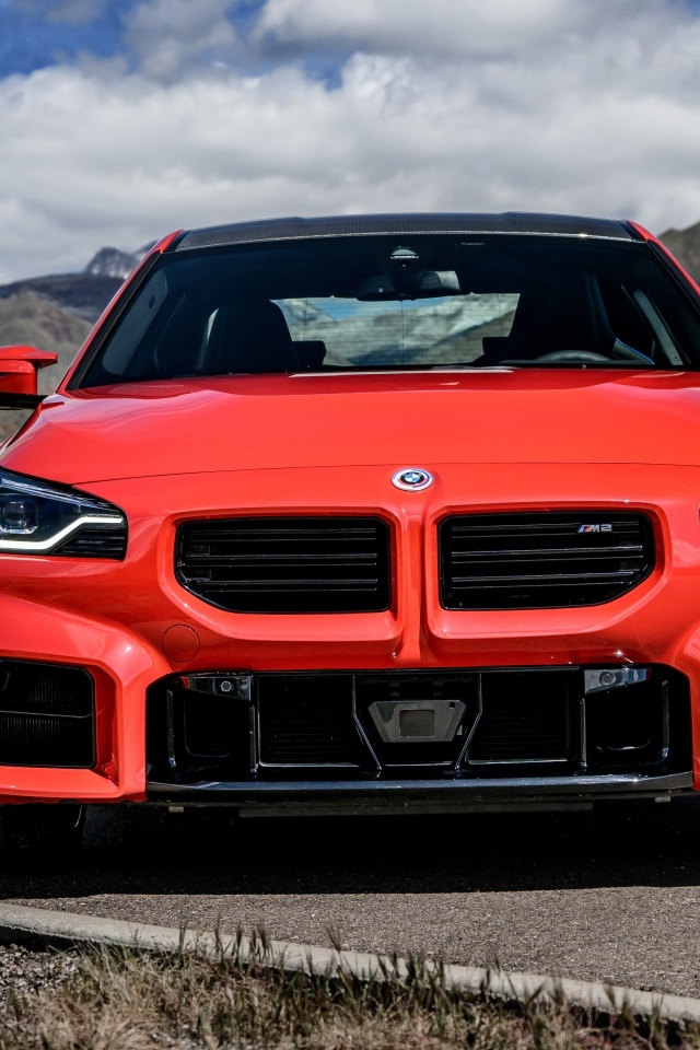 Красный автомобиль BMW M2 AT вид спереди