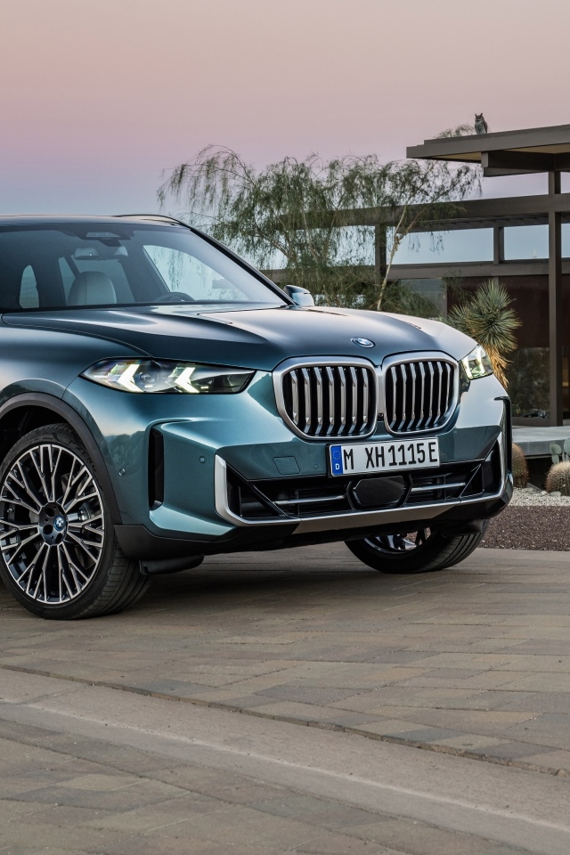 Внедорожник BMW X5 2023 у дома