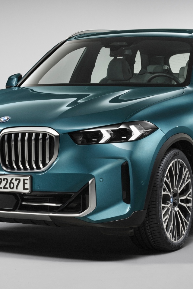 Внедорожник BMW X5 XDrive 50i 2023 на черном фоне