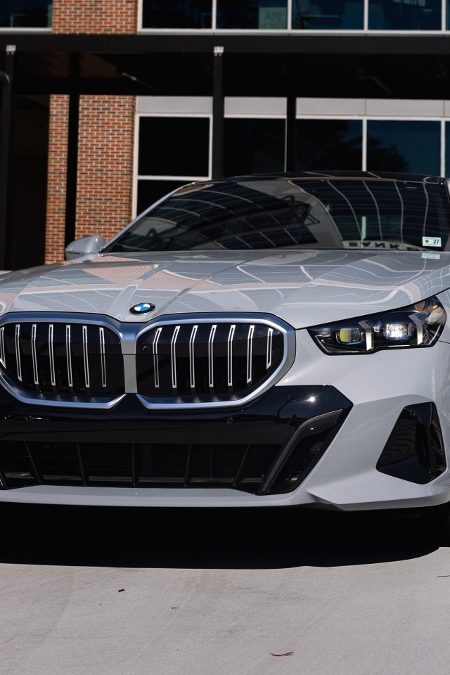 Серебристый автомобиль BMW 530i XDrive M Sport 2024 года