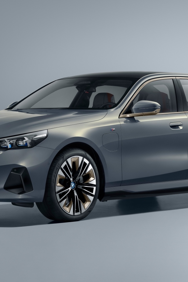 Серебристый автомобиль BMW I5 M Sport 2023 года