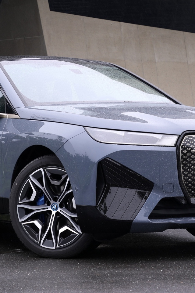 Серебристый внедорожник BMW IX XDrive40 Sport