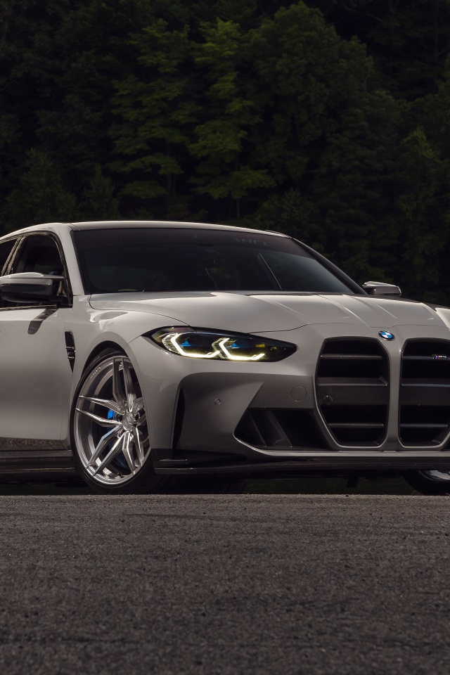 Серебристый BMW M3  на дороге