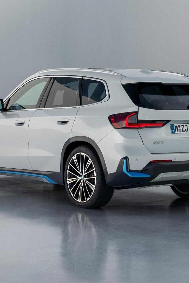 Белый внедорожник BMW IX1 XDrive30  вид сзади