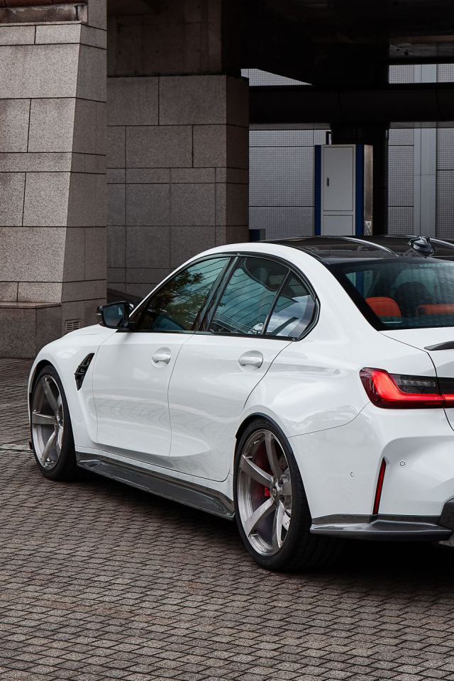 Белый автомобиль BMW M3 2022 вид сзади