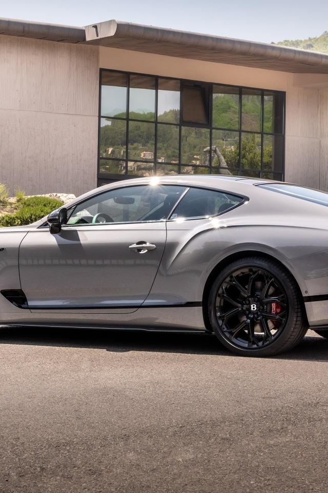 Автомобиль Bentley Continental GT S 2022 года вид сзади