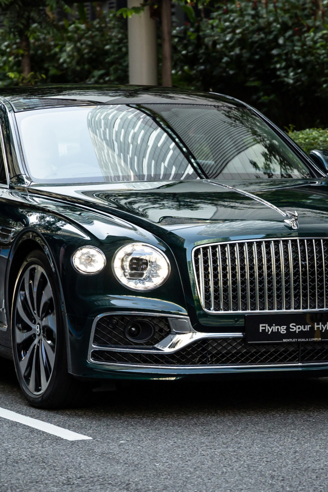 Автомобиль Bentley Flying Spur Hybrid 2023 на дороге