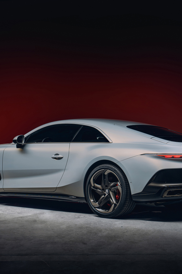 Автомобиль Bentley Mulliner Batur 2023 года вид сзади